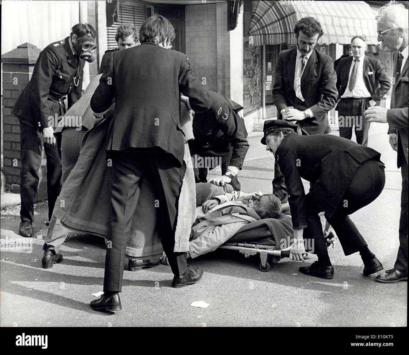 18 mai 1973 - Quatre Heures de siège à la maison : un homme armé d'un fusil et souffrant d'une jambe cassée, a tenu en échec la police pendant quatre heures en 1758 à une maison à Oldham, Lancs, hier. L'homme a été forcé de quitter la chambre avec gaz CS. Il a ouvert la porte avant tenant un pistolet. Il a la jambe droite dans le plâtre et qu'il était sur des béquilles. Lorsque la police lui a demandé de laisser tomber il se retira à l'intérieur et claqua la porte. Trois autres gaz CS cannisters ont été tirés dans la maison. Ensuite, la police est entrée et trouvé l'homme à demi-conscient sur le sol. Il a été emmené en ambulance à l'hôpital Banque D'Images