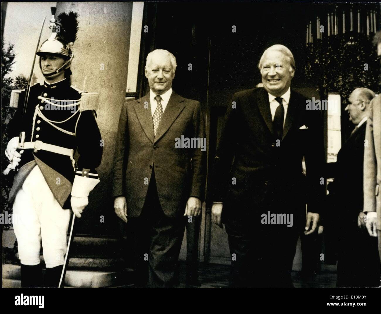22 mai 1973 - Après deux jours de réunions avec le président Pompidou, Premier Ministre Britannique Edward Heath quitte le Palais de l'Élysée. Pierre Messmer (gauche) accompagne Edward Heath (à droite) pour les marches de l'Elysée. Banque D'Images