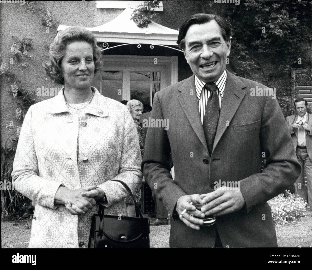 31 mai 1973 - 31 mai 1973 Les parents du lieutenant Mark Phillips retour à l'accueil après un déjeuner au Palais. M. et Mme Peter Phillips, les parents de Lieut. Mark Phillips, dont l'engagement à la Princesse Anne a été annoncé, déjeuné avec la reine et le prince Philip à Buckingham Palace hier, et par la suite retourné à leur domicile à grande Somerford. S'étiole. Photo : M. et Mme Phillips en photo retour à l'accueil lors de leur manoir du 16ème siècle à grands Somerford, Wilts, après avoir déjeuner avec la reine au palais de Buckingham. Banque D'Images