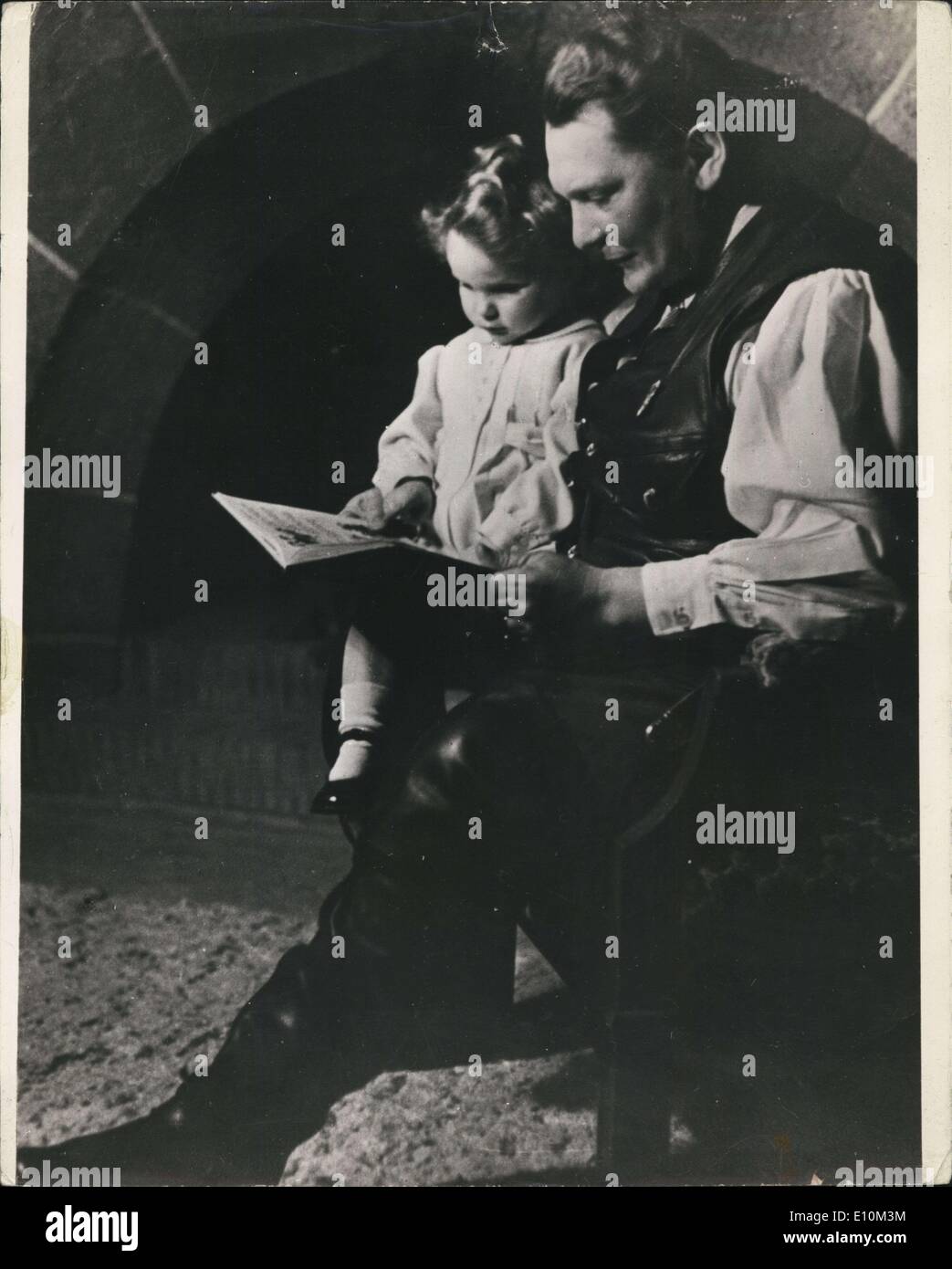 Juin 06, 1973 - La collection de Goering Images Fetch &pound;1, 312 à la vente Christie ; trois lots de photographes de la collection personnelle de Hermnan Goering, Hitler's main droite homme qui s'est suicidé dans sa cellule de Nuremberg en 1945, ont été vendues à un acheteur anonyme pour &pound;1 312 sont une vente à Christine's à Londres hier, des photographies de Goering et et d'autres dirigeants nazis, dont Hitler et Himmler, étaient dans les lots. Photo montre Goering avec sa fille, Edda une des photos qui a été vendue à Christie's d'hier. Banque D'Images