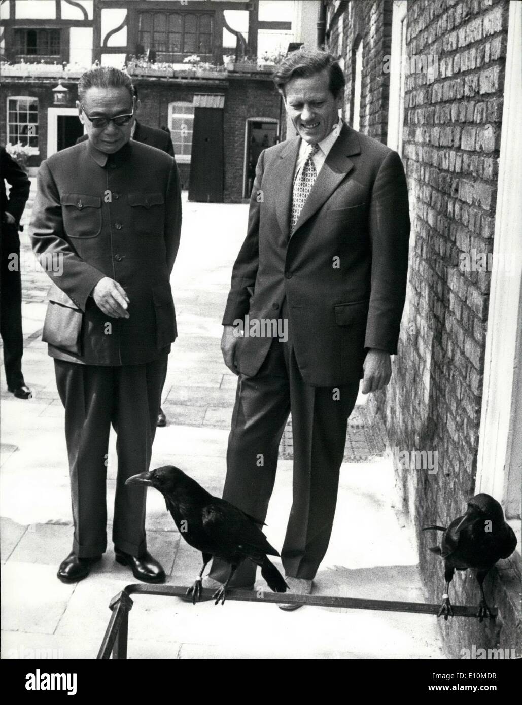 Juin 06, 1973 - Le Ministre chinois des affaires étrangères va visiter le long de la rivière Thames : Le Ministre chinois des affaires étrangères, qui est sur une visite de quatre jours à Londres, a fait un voyage sur la Tamise aujourd'hui, vous arrêtant à la Tour de Londres, et le Musée National, qui marqua l'vert qui, et déjeuné dans la taverne de Trafalgar, pub sur le front de Greenwhich. La photo montre le ministre chinois des affaires étrangères, M. Chi Peng-Fei vu à deux de la célèbre les corbeaux de la Tour de Londres ce matin avec lui, c'est Lord Balniel Ministre d'État au Foreign Office. Banque D'Images
