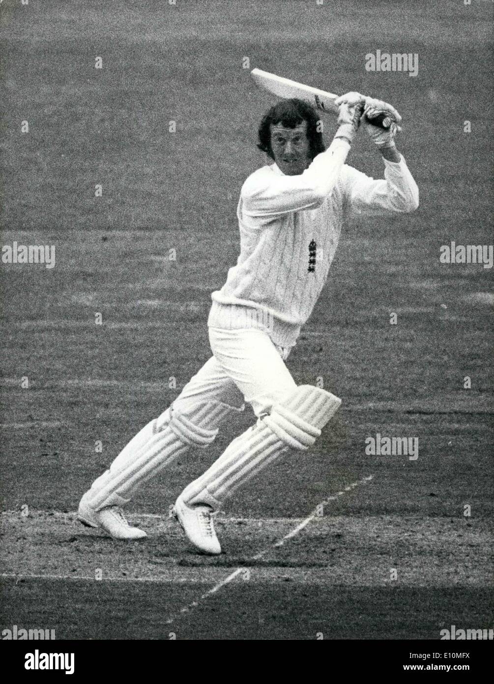 Juin 06, 1973 - Le premier jour du deuxième test - Angleterre v Nouvelle-zélande à Trent Bridge. : G.R.J Eva-lotta (Angleterre) swishes une balle de Hadlee élevé, mais en toute sécurité sur le hors-limite. Il a ajouté 56 points avant qu'il n'était pas 1bw à Howarth. Banque D'Images