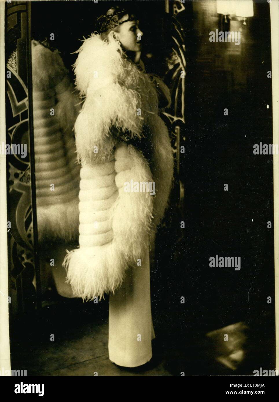 Juillet 17, 1973 - Frederic Castet a choisi de plumes d'autruche d'Afrique du Sud pour sa dernière création : un vison blanc manteau de soirée. Sur la photo est un design de Christian Dior automne-hiver 1973-1974 de la collection. Banque D'Images
