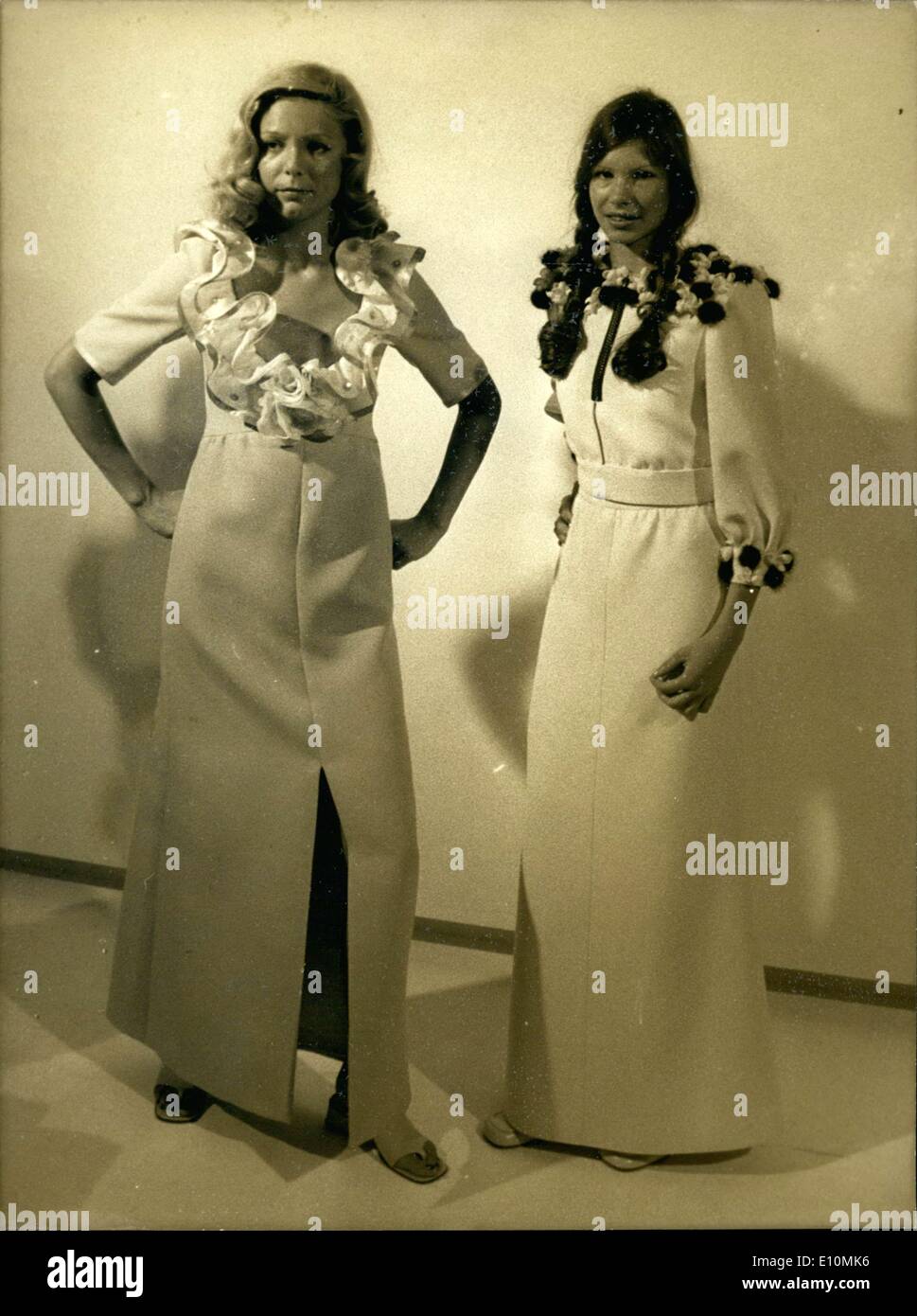 Juillet 24, 1973 - Deux modèles portant des morceaux de ''Caraibes,'' André Courreges's collection pour les femmes. Banque D'Images