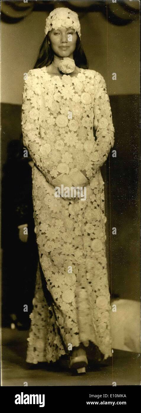 Juillet 24, 1973 - Louis Feraud a choisi les dessins graphiques et des fleurs pour sa collection d'automne et d'hiver de 1973-1974. Voici une magnifique dentelle robe parsemée de fleurs. Banque D'Images