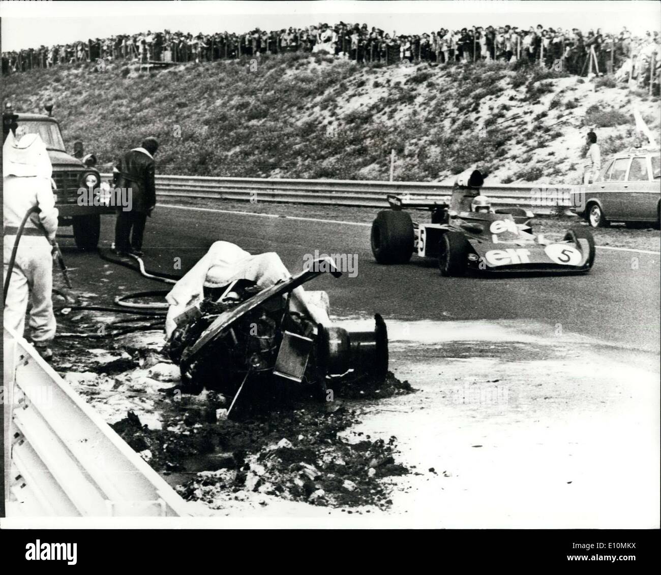 Juillet 30, 1973 - pilote de course britannique tué en néerlandais Grand Prix : 25 ans, pilote automobile britannique Roger Williamson est mort hier lorsqu'il était prisonnier de sa voiture de course qui a pris feu après avoir tourné en dehors de la piste et s'écraser à 120 m.p.h., au cours de la Grand Prix néerlandais sur le circuit de Zandvoort. Photo montre Jakie Stewart, qui a remporté la course, vu passant l'épave de la voiture dans laquelle Roger Williamson est mort, hier au cours du Grand Prix néerlandais. Banque D'Images