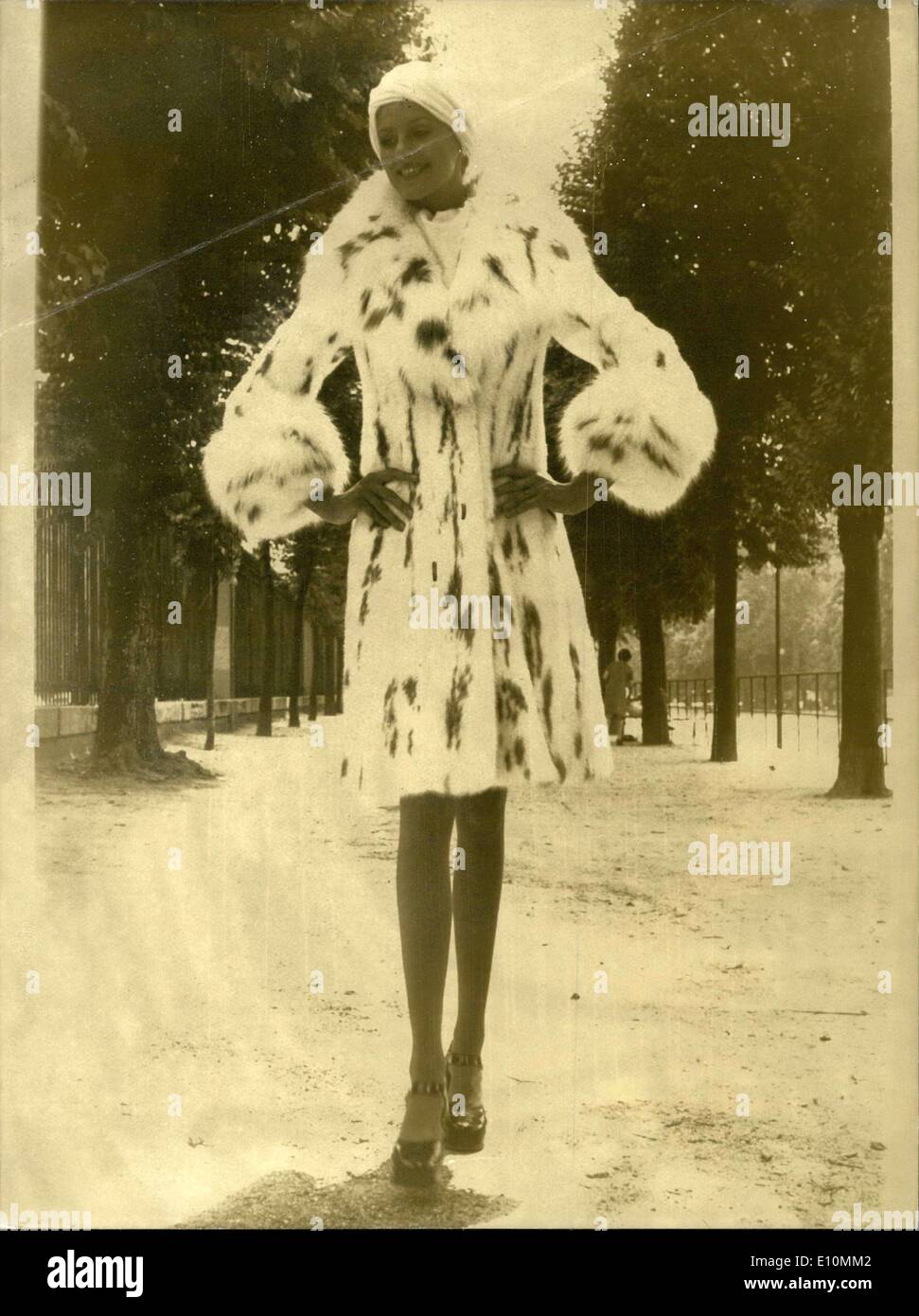Juillet 31, 1973 - Conçu par Jean-Paul Avizou pour André Sauzaie's collection, ce manteau de vison avec col et poignets renard est faite pour l'enfant à froid les femmes qui souhaitent être élégamment habillé l'hiver prochain. Banque D'Images
