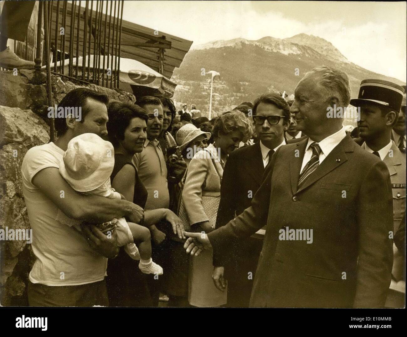 Août 04, 1973 - Pierre Messmer accueilli par Brianconnais au Parc National des Écrins ESS Banque D'Images