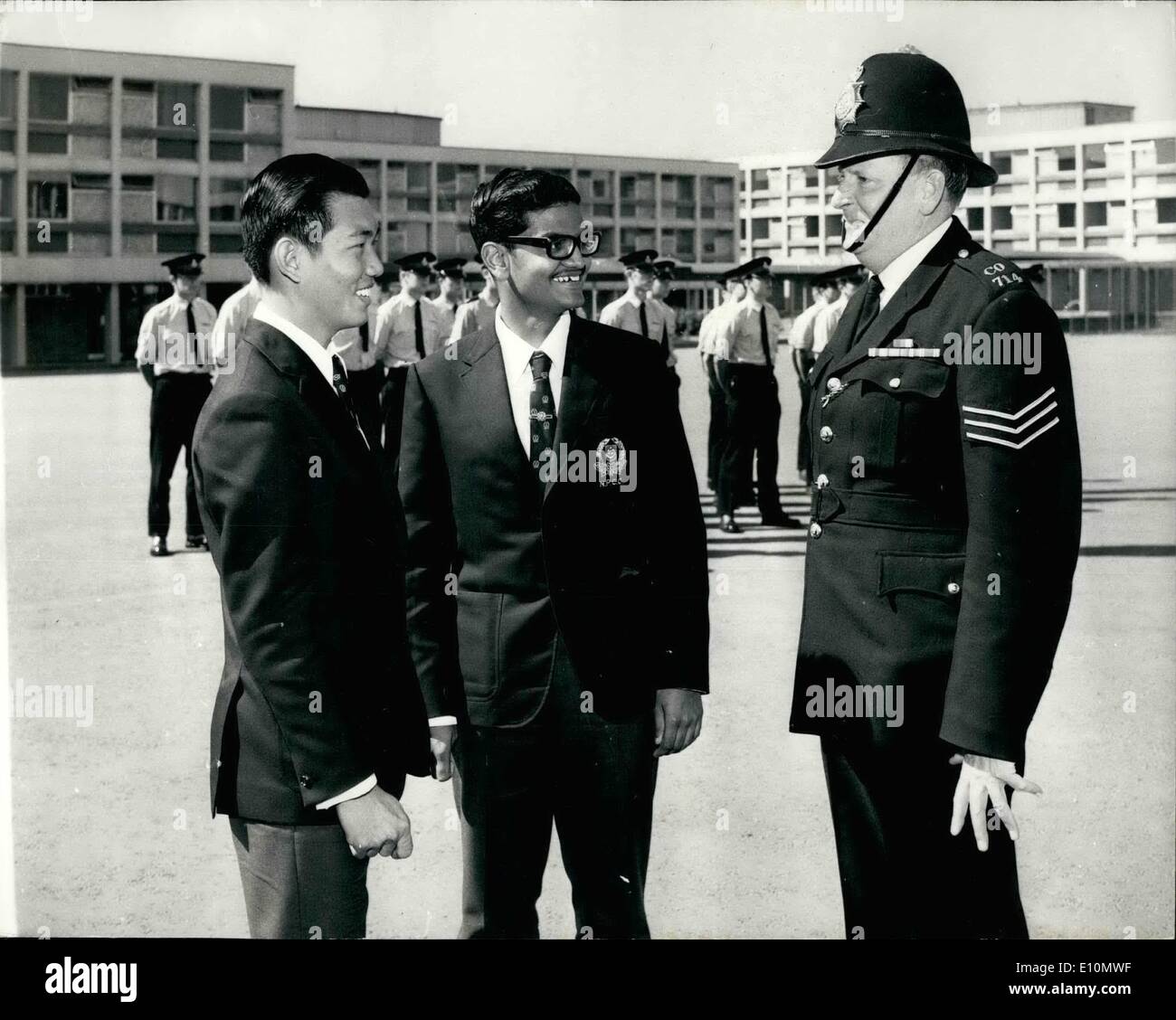 Juin 15, 1973 - 15 juin 1973 Deux jeunes cadets de police de Singapour arrivent ici pour un séjour de trois semaines avec la Police métropolitaine Banque D'Images
