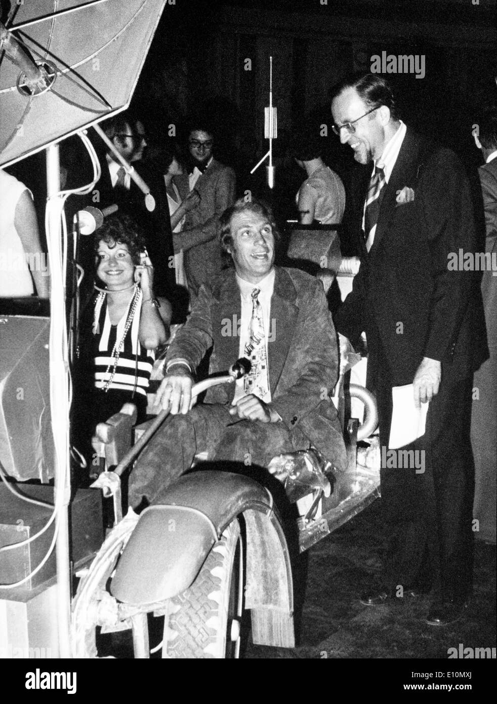 Célèbre champion de vélo allemand RUDI ALTIG (C) et le professeur HEINZ KAMINSKI (R) 600 invité invité pour son premier voyage dans l'espace de travail Banque D'Images