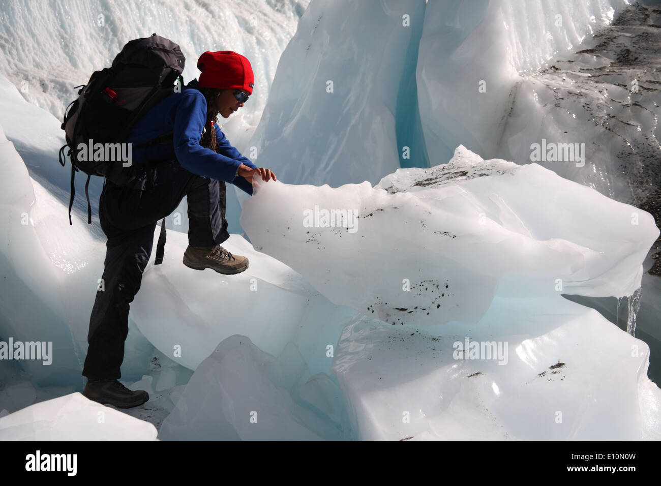 Trekking dans la chute de glace Khumbu près du camp de base de l'Everest Banque D'Images