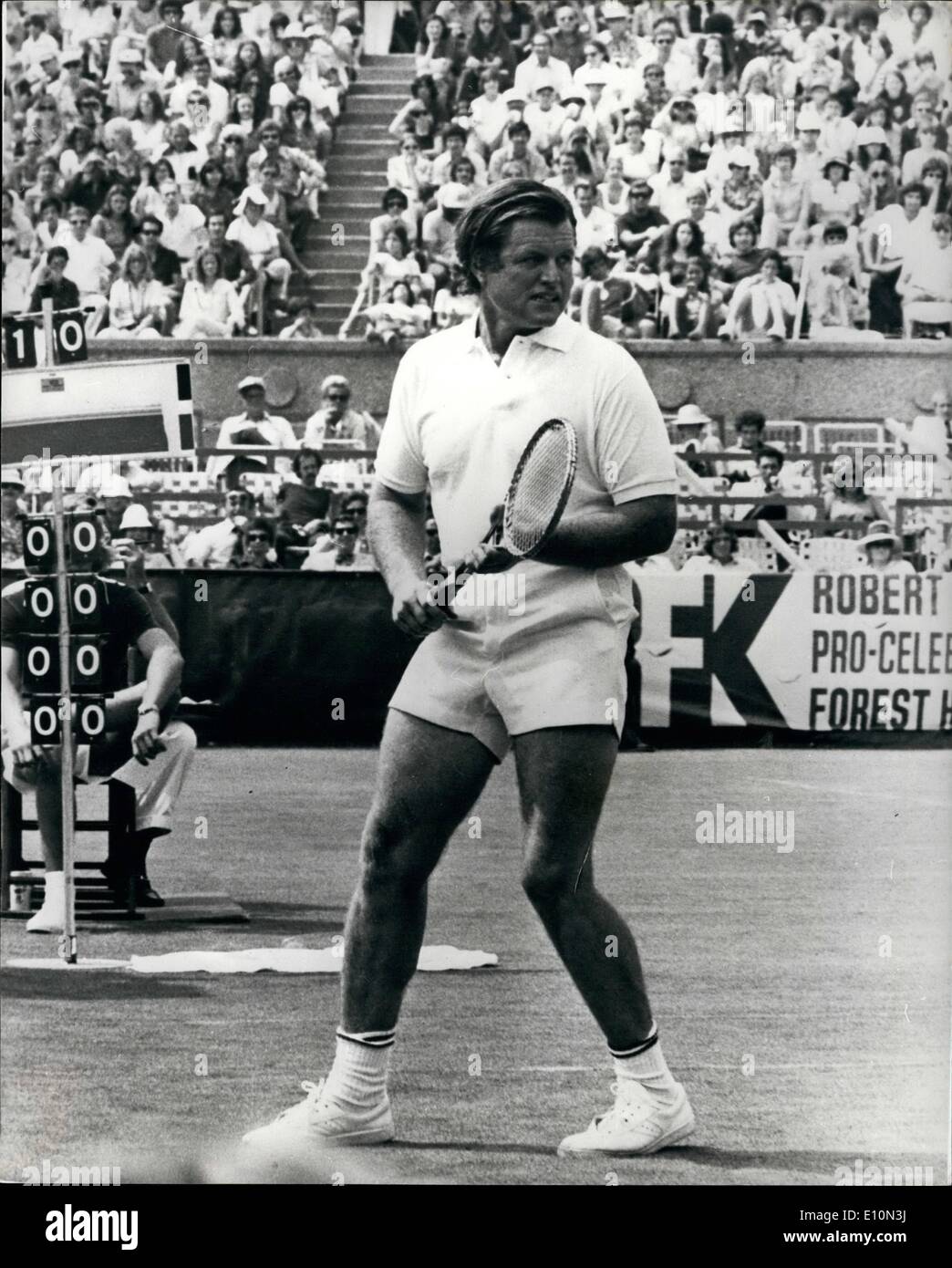 08 août 1973 - Tournoi de Tennis de Kennedy : de nombreuses personnalités célèbres, dont le tennis stars, et le cinéma et la scène, les gens ont pris part à la Kennedy Tournoi de tennis à Forest Hills. Le tournoi, afin de recueillir des fonds pour le Fonds Robert F. Kennedy, a été organisée par le sénateur Ethel veuve. La photo montre le sénateur Edward Kennedy prenant part à la tournoi de tennis à Forest Hills. Banque D'Images