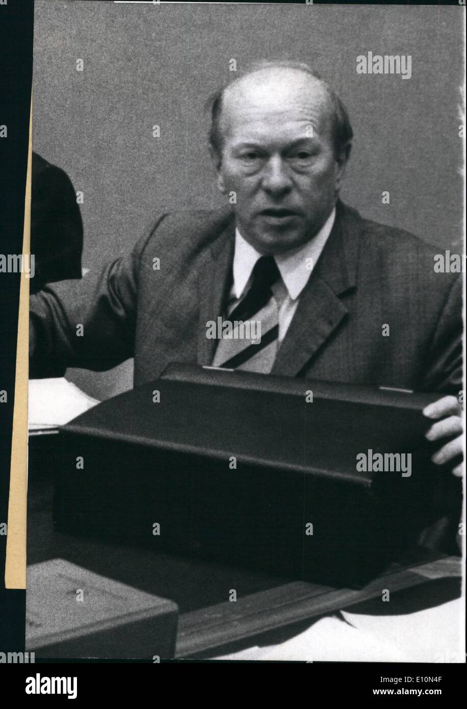 08 août 1973 - Président du comité d'enquête dans une affaire de corruption Steiner, professeur Schafer entendu comme témoin : Les membres de ce comité, appartenant à l'Union chrétienne-démocrate, parti ont demandé à entendre Schafer (notre photo) comme témoin. Le professeur a été accusé d'avoir admis dans un papier de nouvelles interview d'avoir déjà connu le jour de la motion de censure contre le Chancelier Willy Brandt, que le incrminated Julius Steiner, ancien membre du Parlement européen (Union démocrate chrétienne) n'avait pas voté pour son chef de parti, Rainer Barzel Banque D'Images