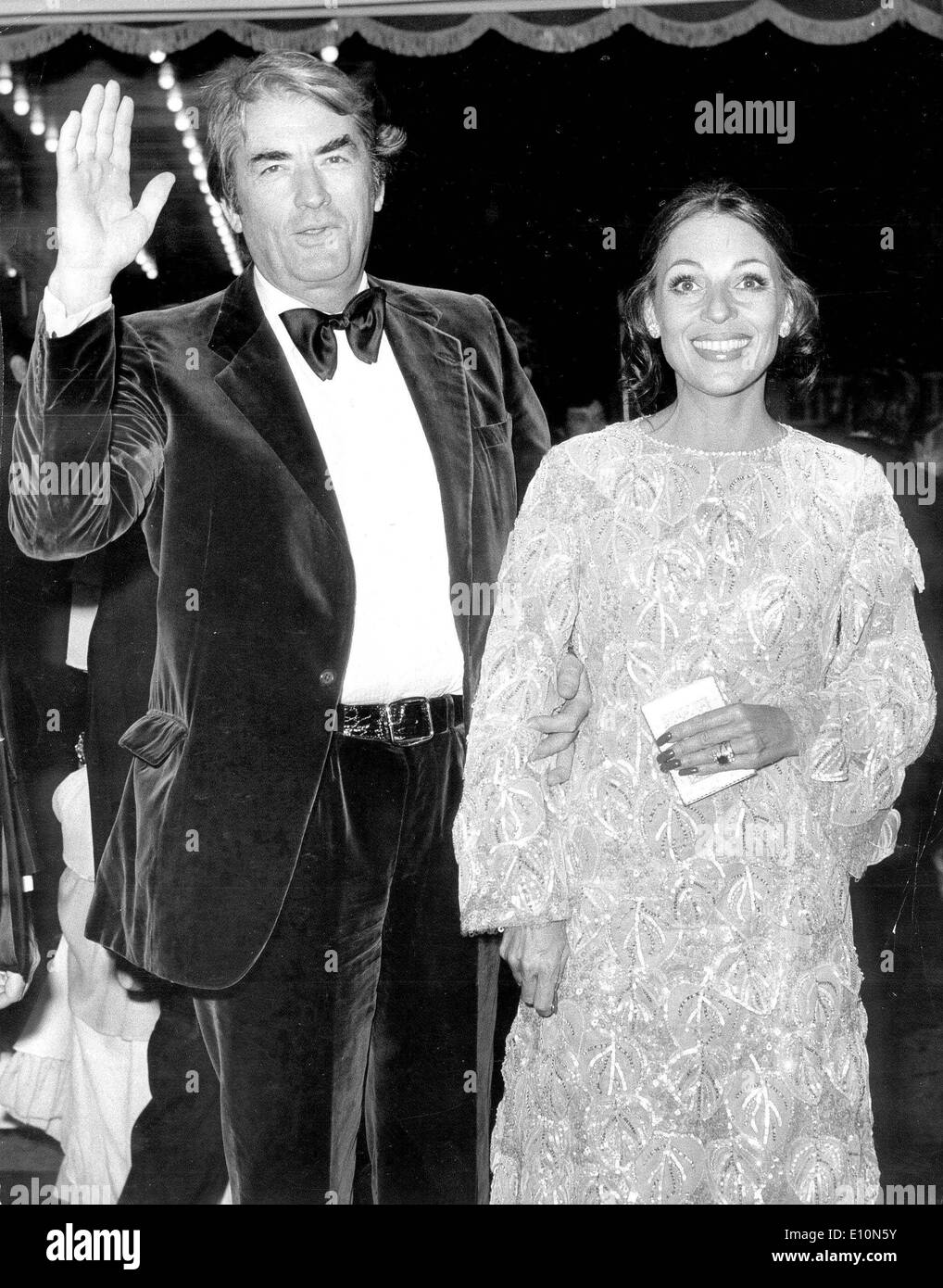 L'acteur Gregory Peck et sa femme arrivent à premiere film Banque D'Images