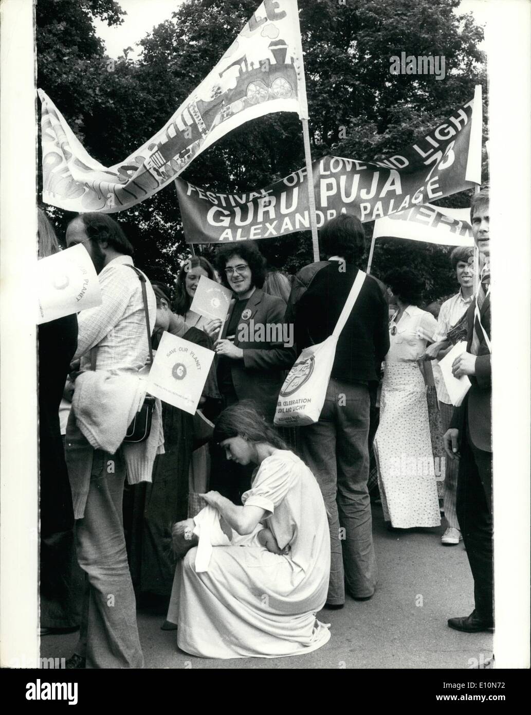 Juillet 07, 1973 - Guru Puja 73 Parade à Londres : une grande parade dans les rues de Londres et s'est déroulée cet après-midi par les milliers de fidèles de 15 ans '«messie'' Guru Maharaj J. qui est l'hôte de la Mission de la lumière divine qui dirigent les trois jours de la fête de l'amour, la lumière et la méditation. Ils ont commencé la marche de Hyde Park, et a pris fin à Trafalgar Square. La photo montre l'un des marcheurs des femmes doit cesser de s'occuper de son bébé. Banque D'Images