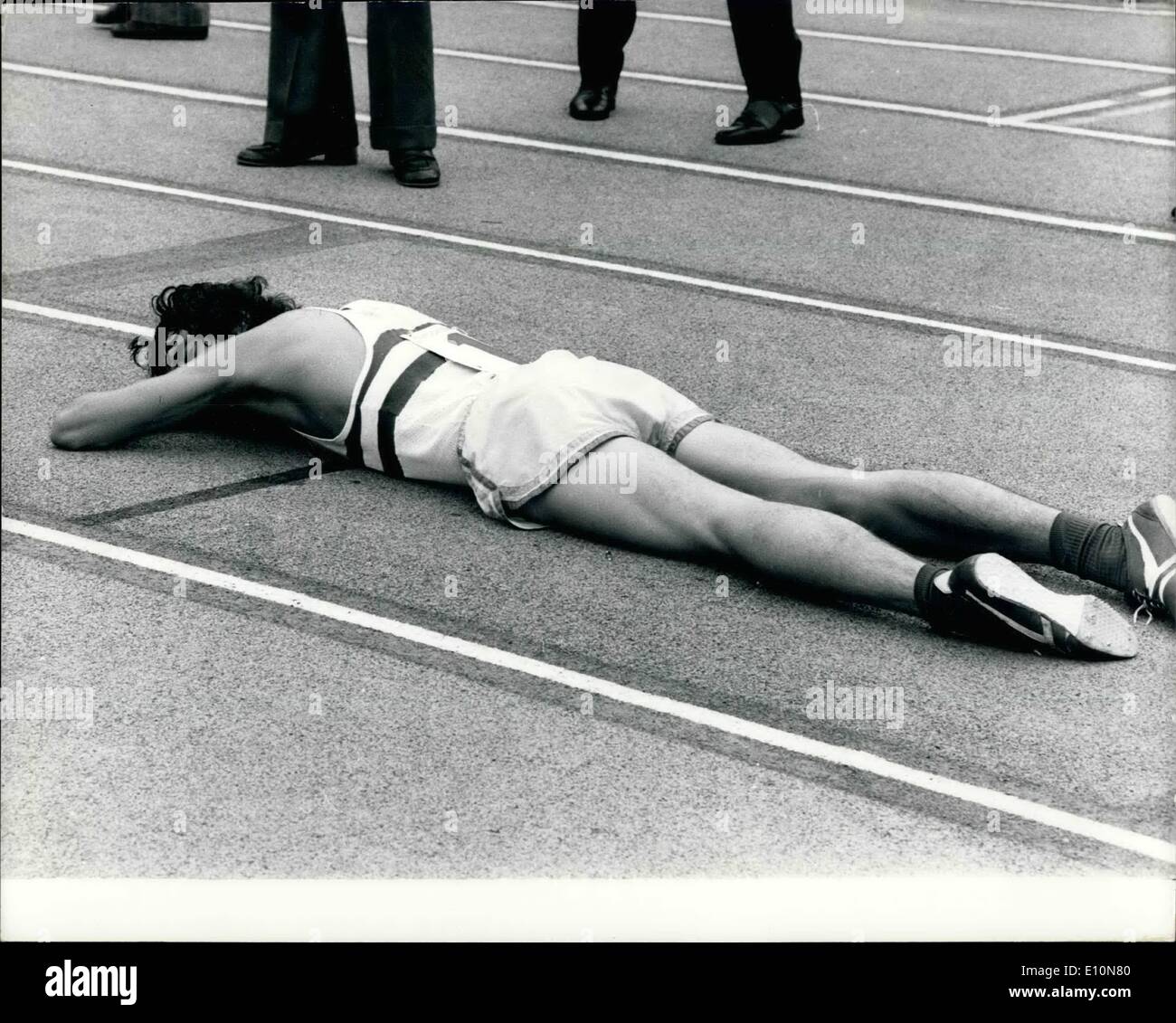 Juillet 07, 1973 - AAA Championships à Crystal Palace Bedford ne parvient pas à faire le double de la photo montre : 5 000 David Bedford après avoir fini loin derrière les leaders est vu flat-out après avoir passé la ligne d'arrivée, après la dernière nuit de record du monde du 10 000 mètres. Banque D'Images