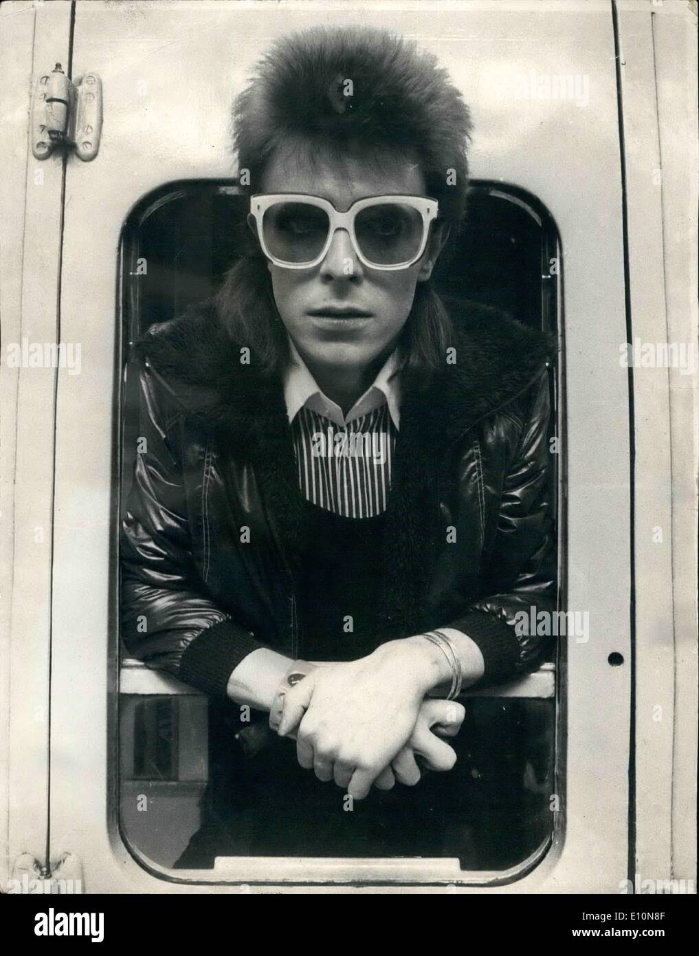 Juillet 07, 1973 - David Bowie à Paris. : David Bowie, la pop star qui, la semaine dernière, arrêter de donner des concerts à l'apogée de sa popularité, n'a certainement pas cessé de travailler. Aujourd'hui, seulement cinq jours après son dernier concert qui est entré à la fin d'une tournée britannique de sept semaines, de partir pour Paris pour commencer l'enregistrement de son dernier LP. Il va passer trois semaines au château d'enregistrement studios juste en dehors de Paris et se rendra ensuite à Rome pour compléter le LP à la LSF studios là. Photo montre David Bowie à Victoria Station aujourd'hui. Banque D'Images