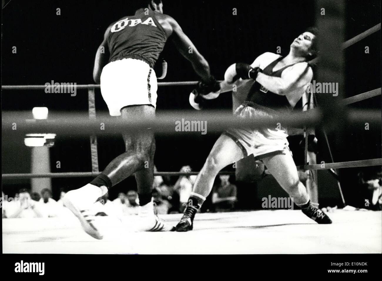 08 août 1973 - Stevenson bat Star tchèque Sommer : Santiago De Cuba Heavyweight Champion Olympique Teofilo Stevenson assommés Petr Sommer, trois fois champion de la Tchécoslovaquie, dans le ''Giraldo Cordova Cardin'' Tournoi de boxe internationale ici. Sommer, le seul boxeur à battre deux fois en 1971, Stevenson a été abattu au premier tour par une violente dès le peuple cubain. Le tournoi est organisé dans le cadre des festivités marquant le 20e anniversaire de l'attaque de la caserne de Moncada, qui a marqué le début de l'insurrection armée contre la dictature de Fulgencio Batista Banque D'Images