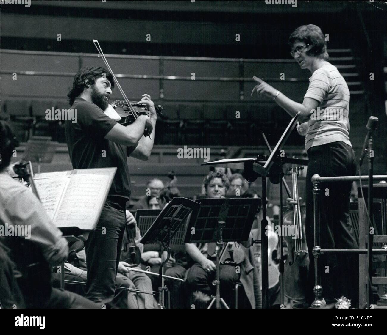 08 août 1973 - Thea Musgrave effectue son Concerto pour alto de nouveau. : Thea Musgrave a effectué hier soir son nouveau Concerto pour alto avec le Scottish National Orchestra à l'Albert Hall, Londres, hier soir. La partie solo, a été joué par le compositeur finement de son mari. Peter Mark. Photo montre Peter Mark, l'altiste américain, guidé par la baguette de sa femme lors d'une répétition de Thea Musgrave, Concerto pour alto de avec le Scottish National Orchestra, où le compositeur a mené à un concert Promenade Albert Hall hier soir. Banque D'Images