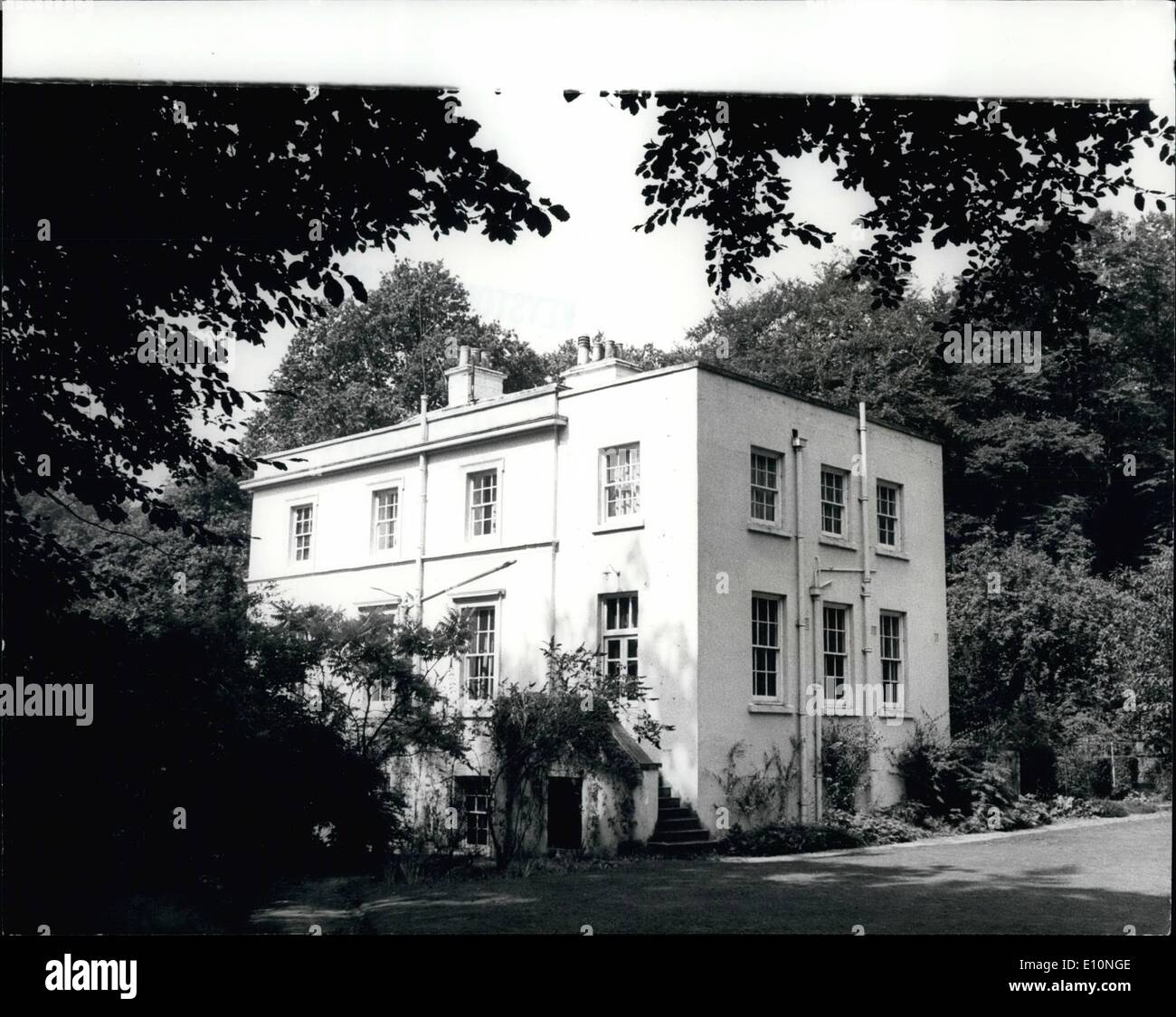 15 août 1973 - 15 août 1973 La princesse Anne et le capitaine Mark Phillips pour vivre à B-5573 accueil. La princesse Anne et le capitaine Mark Phillips sont de vivre dans une maison géorgienne de cinq chambres, près de la place à l'Académie Militaire Royale de Sandhurst, après leur mariage, le 26.11.14. Le couple devrait se déplacer au début de la nouvelle année lorsque le Capitaine Phillips devient instructeur à Sandhurst. Photo montre : Oak Grove, le cinq-chambres chambre à Sandhurst, où la princesse Anne et le capitaine Mark Phillips, vivre dans la nouvelle année après leur lune de miel. Banque D'Images