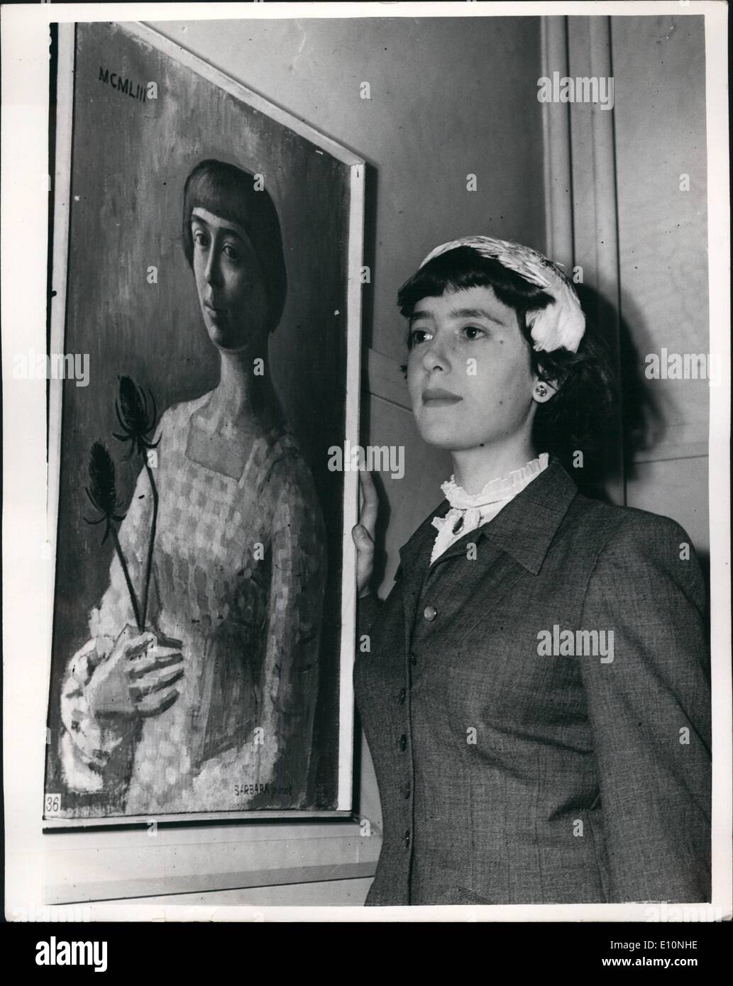 Juillet 07, 1973 - Exposition à la Guildhall art Gallery : Une exposition de peinture, sculpture, gravure, lettrage et woodearving par les élèves de la ville et les associations de l'École d'art s'ouvre demain à la Guildhall Art Gallery. Photo montre Mlle Barbara Dorf, d'Edgware Mddx, vu avec un auto - portrait, lors de l'exposition aujourd'hui. Banque D'Images