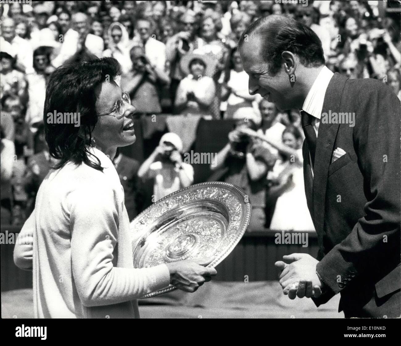 Juillet 07, 1973 - Billie-Jean King (USA) remporte le simple dames finale à Wimbledon : Billie-Jean King (USA) a remporté le simple dames finale à Wimbledon aujourd'hui quand elle a battu l'Américain Chris Evert fellow - 6-0, 7-5. La photo montre le duc de Kent blagues avec Billie-Jean King après avoir présenté son avec le trophée après avoir remporté le simple dames finale à Wimbledon aujourd'hui. Banque D'Images