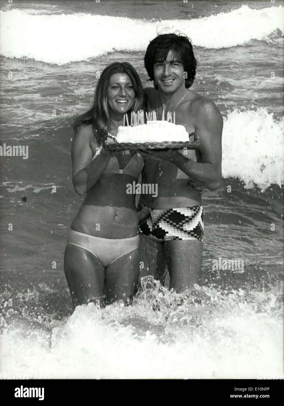 23 août 1973 - L'amour parfait entre Sheila et Ringo est montré ici comme  ils se tiennent dans les eaux de Saint Tropez où ils ont célébré  l'anniversaire de Sheila Photo Stock -