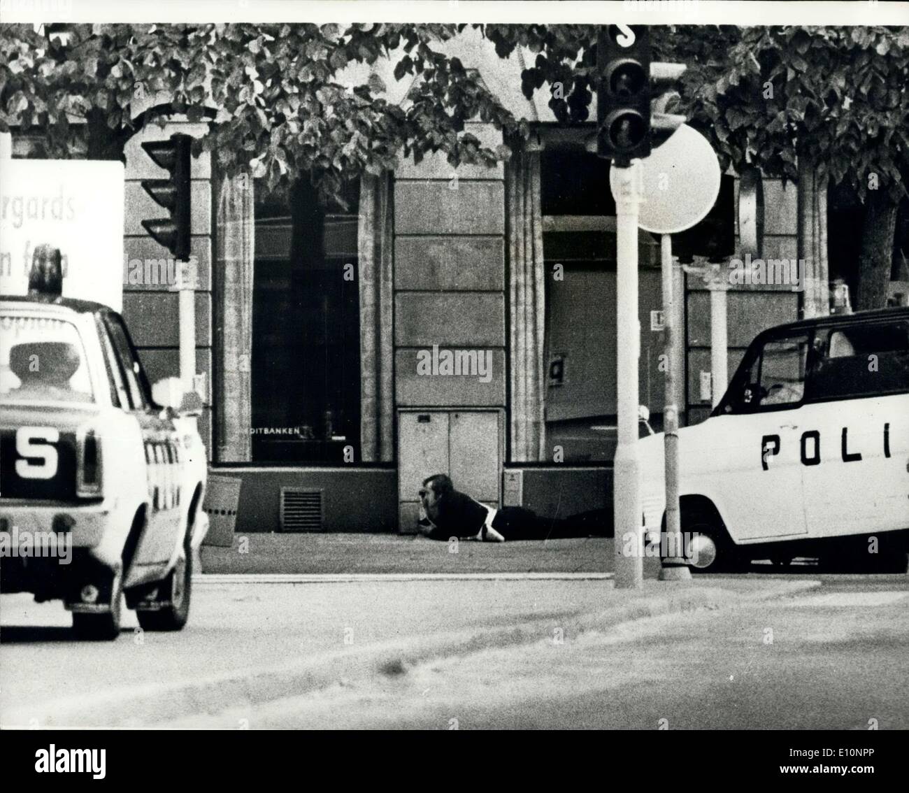 24 août 1973 - "D-tireur à StockHolm. Banque : un policier se trouvant à l'extérieur d'une des fenêtres d'une banque de Stockholm, hier dans lequel un bandit armé de pistolet-mitrailleur a été la tenue de trois otages fille Banque D'Images