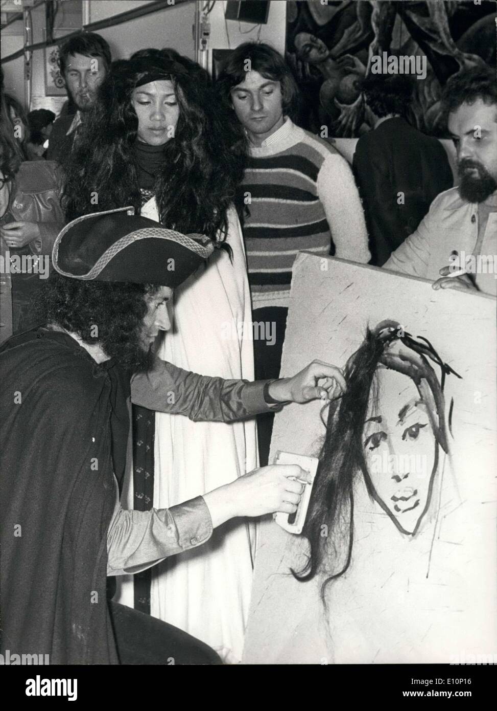 30 octobre, 1973 - artiste Juan Ramirez prit une mèche de cheveux de son modèle et se mettant dans la peinture. Banque D'Images