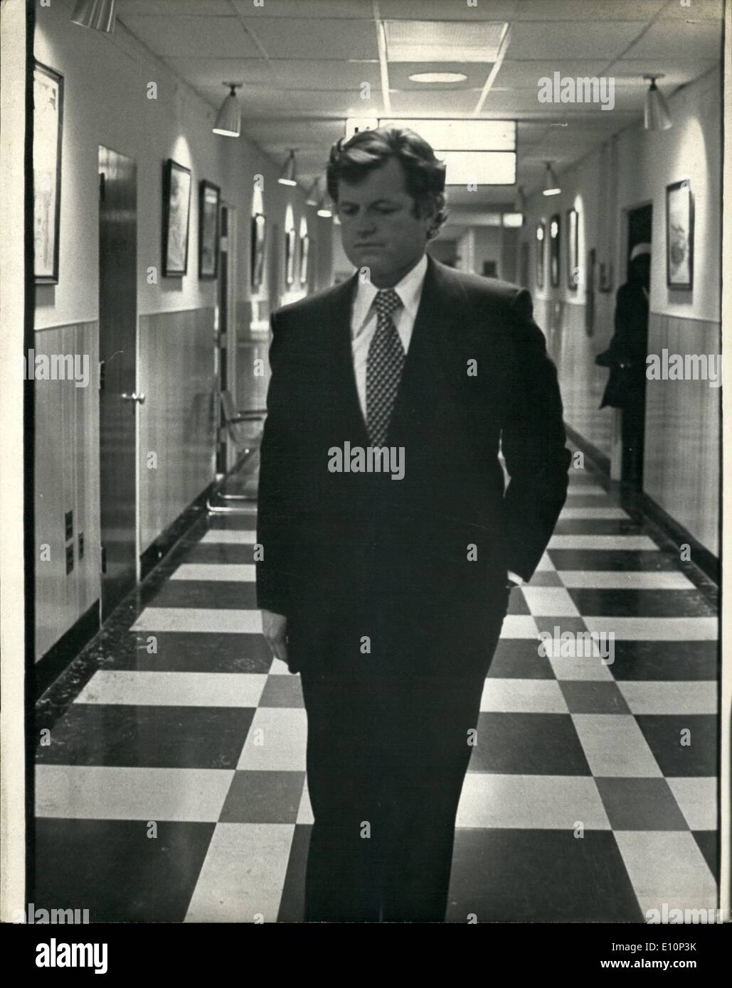 11 novembre 1973 - Edward Kennedy à l'hôpital de Georgetown - Le jour où son fils à l'hôpital de Georgetown 0 le jour où son fils Ted a été amputé. Edward Moore Kennedy Jr né le 26 septembre 1961 jambe droite amputées à cause du cancer. Banque D'Images