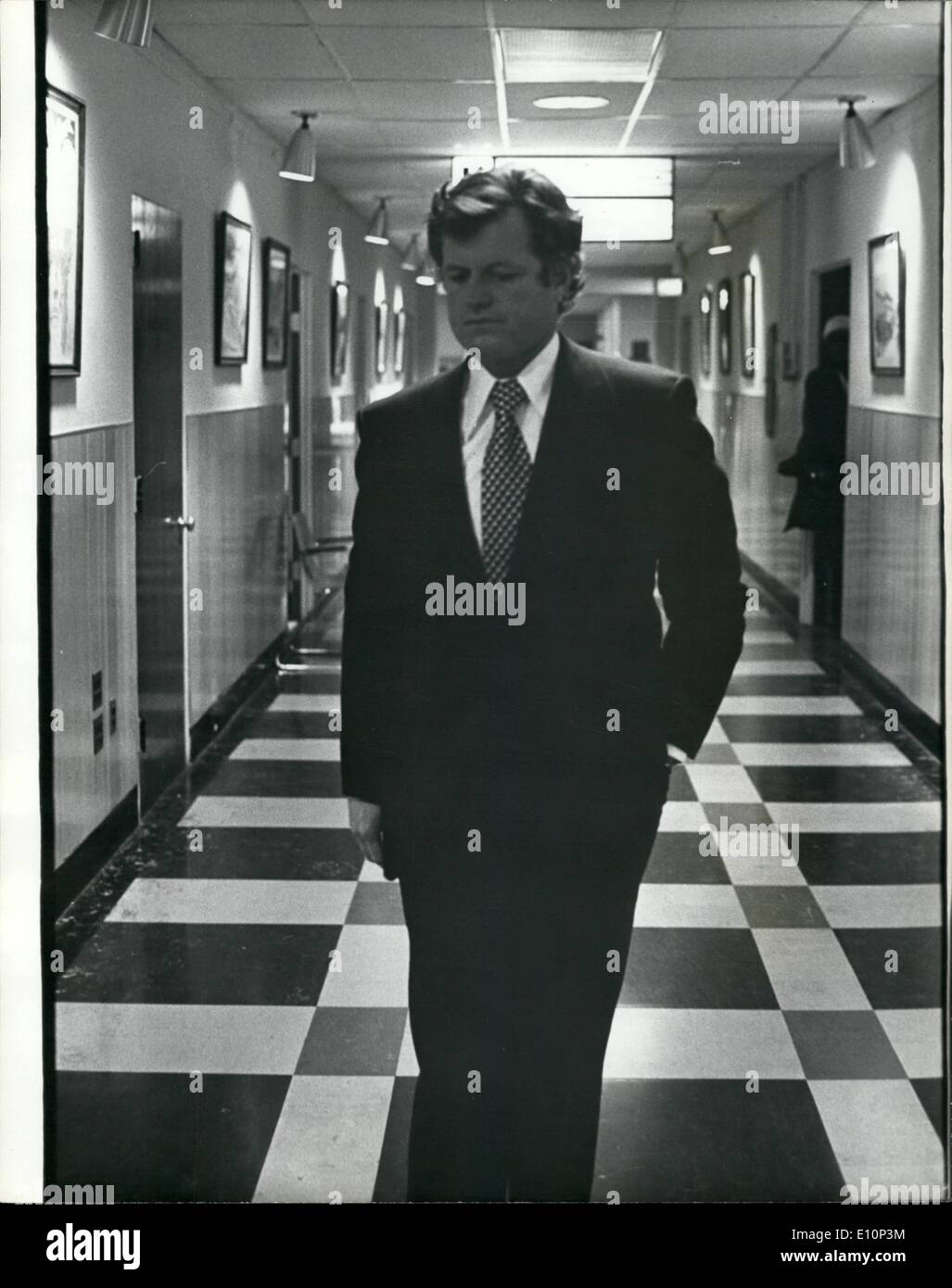 11 novembre 1973 - Edward Kennedy : à l'hôpital de Georgetown - Le jour où son fils Ted a été admis. sw Photo Banque D'Images