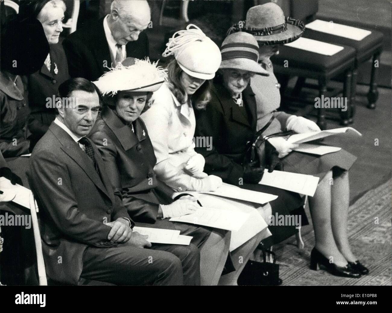 11 novembre 1973 - mariage de la princesse Anne et le capitaine Mark Phillips à l'abbaye de Westminster. : photo montre M. et Mme Peter Phillips, l'époux, les parents et leur fille, à Westminster 4444444444444 aujourd'hui. Banque D'Images