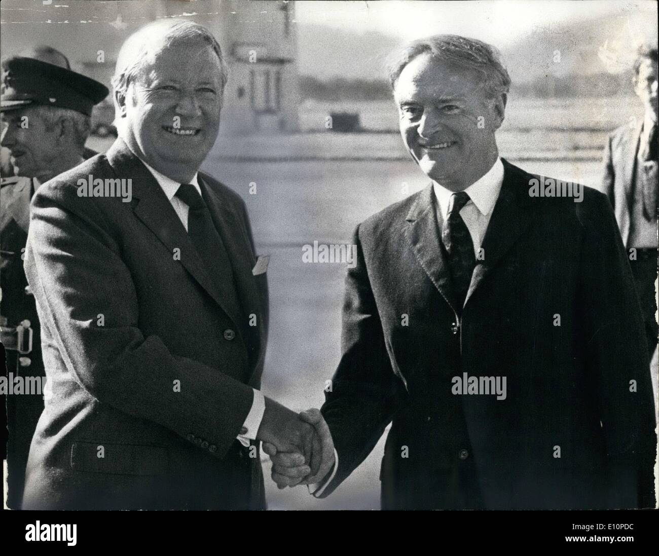 Septembre 09, 1973 - M. Heath Visites Dublin : M. Heath, le premier ministre, a visité hier à Dublin, où il a eu des entretiens avec M. Liam Cosgrave, Premier Ministre de l'Eire. Photo show M. Heath (à gauche) d'être accueillis par M. Cosgrave à Baldonnell aérodrome militaire, près de Dublin, hier. Banque D'Images