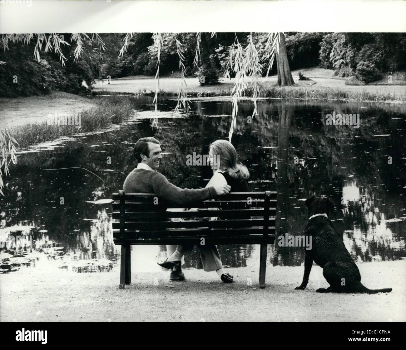 11 novembre 1973 - Son Altesse Royale la princesse Anne et du capitaine Mark Phillips : Le mariage de Son Altesse Royale la princesse Anne et le capitaine Phillips de l'Université Queen's Guards Dragon aura lieu le 14 novembre 1973 - à l'abbaye de Westminster. La princesse Anne et le Capitaine Phillips sont considérées ici dans le parc de Frogmore House : avec eux est le capitaine Phillip's black labrador dog Moriarty. La Princesse porte shirt et pantalon crème avec un justaucorps beige et marron. Banque D'Images