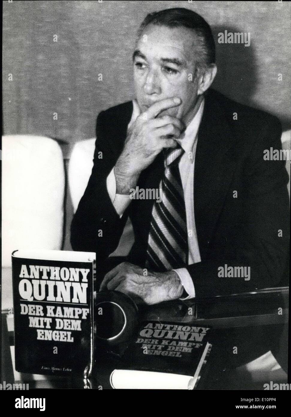 14 novembre 1973 - dans le monde entier connu film star Anthony Quinn qui présente son livre au public à Munich le 13 novembre 1973 : ''Der Kampf mit dem Engel'' est le titre allemand de Anthony Quinn's book publié maintenant aussi dans cette langue. Pour présenter la nouvelle édition du célèbre acteur est venu à Munich. Jusqu'à présent, le livre a été revu plutôt favorables. Une autre première ''Production'' par M. Quinn sera présenté dans un proche avenir. C'est la version cinématographique de Homingway's ''l'autre côté de la rivière et dans le bois, qui a été réalisé par l'acteur lui-même et sera bientôt publié dans les théâtres Banque D'Images