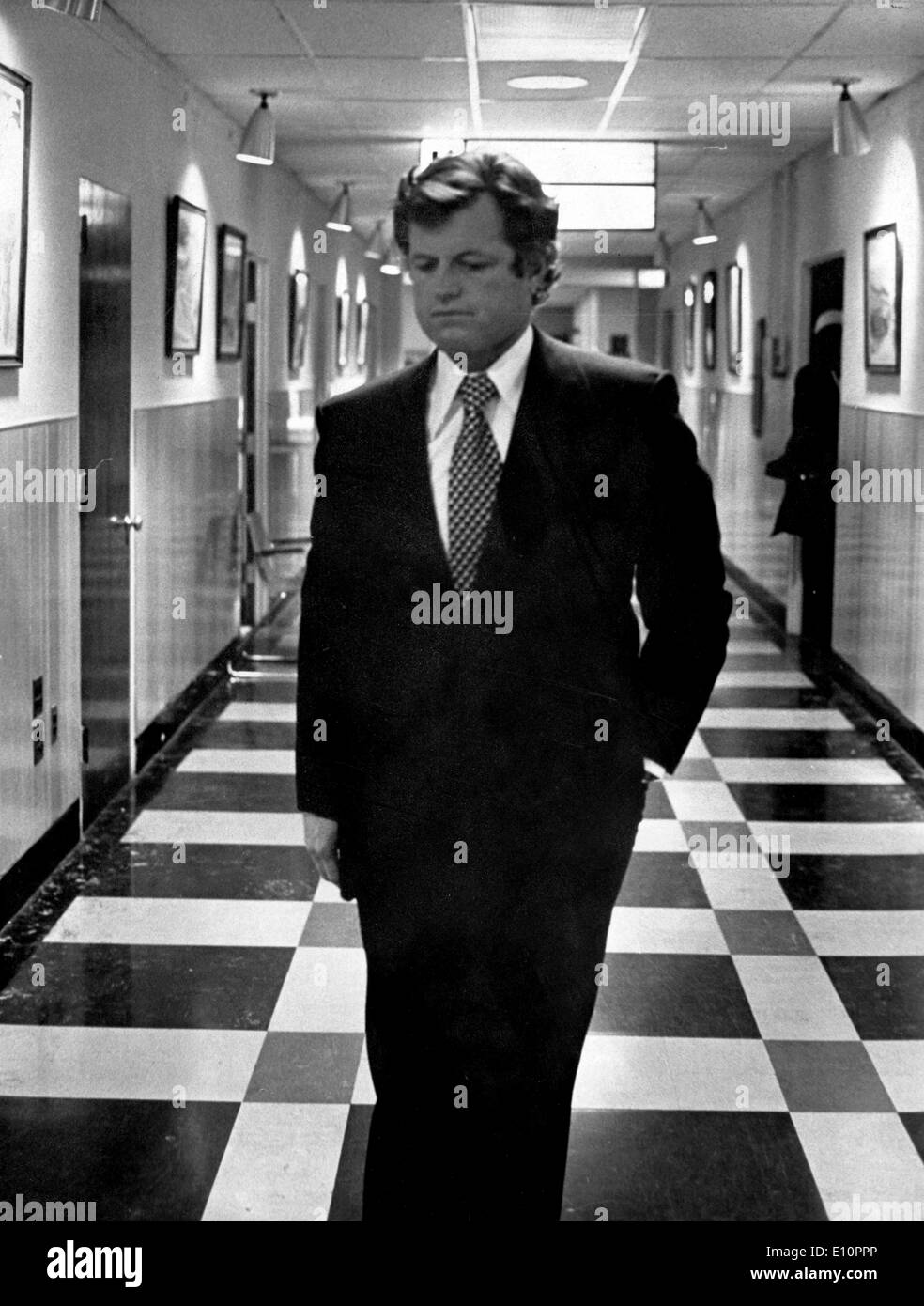 EDWARD KENNEDY à l'hôpital de Georgetown le jour où son fils, Edward Kennedy Jr., 12, avait sa jambe droite amputée à cause du cancer Banque D'Images