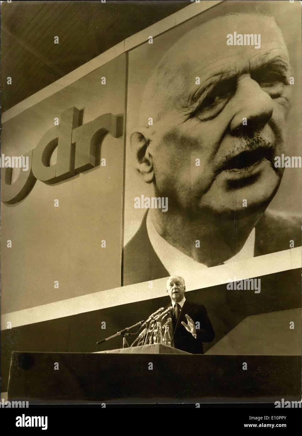 19 novembre 1973 - La conférence démocratique annuel pour la 5ème République a pris place dans l'immense Parc Prix dans l'hôtel à Nantes la Beaujoire. Photo : Le premier ministre Pierre Messmer parle devant un immense portrait de Charles de Gaulle. Banque D'Images