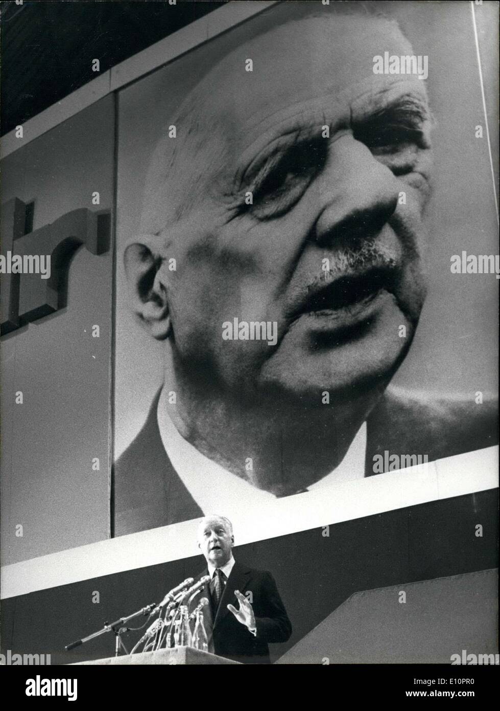 19 novembre 1973 - La Conférence nationale démocratique pour la 5ème République a pris place dans l'immense Parc Prix de l'hôtel à Nantes la Beaujoire. Photo : Le premier ministre Pierre Messmer fait parler en face d'un immense portrait du général de Gaulle. Banque D'Images