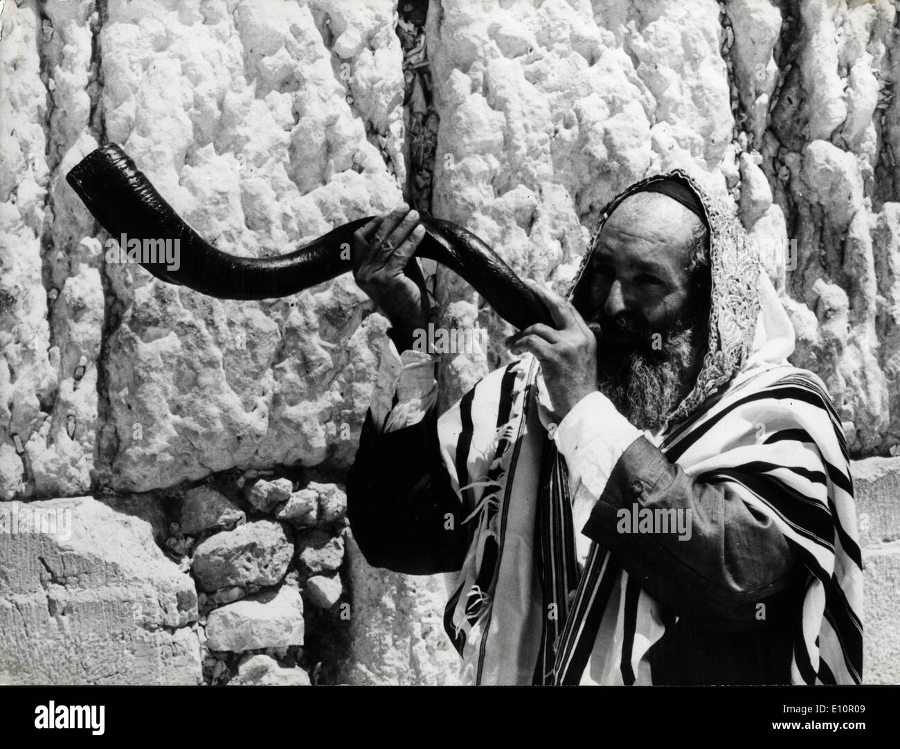 Un rabbin fait de la musique avec un chofar utilisé traditionnellement sur les fêtes juives Banque D'Images