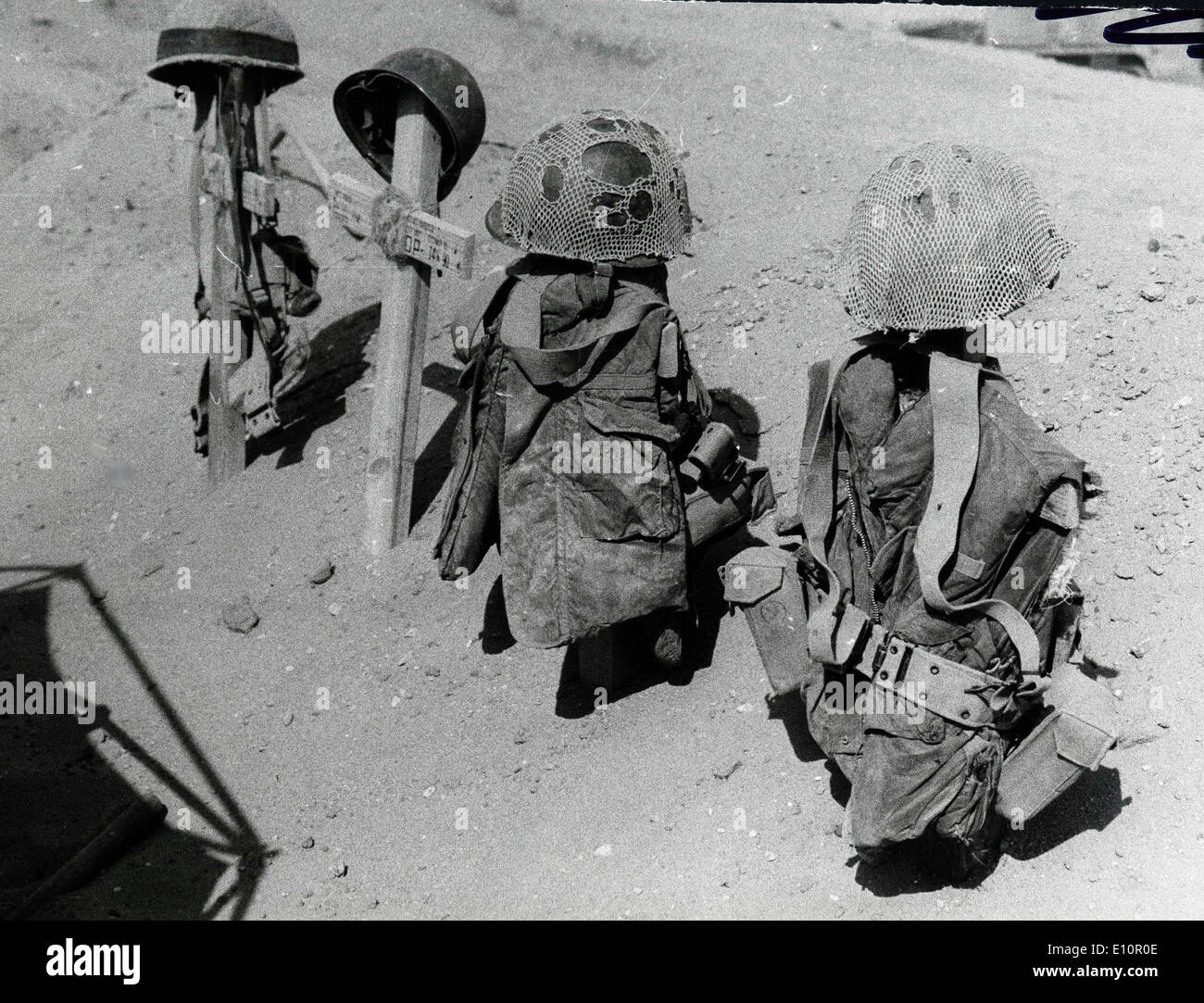 Oct 06, 1973 au Caire en Égypte, la guerre de Yom Kipper 1973 croix de bois ornés de l'uniforme des soldats et casques Banque D'Images