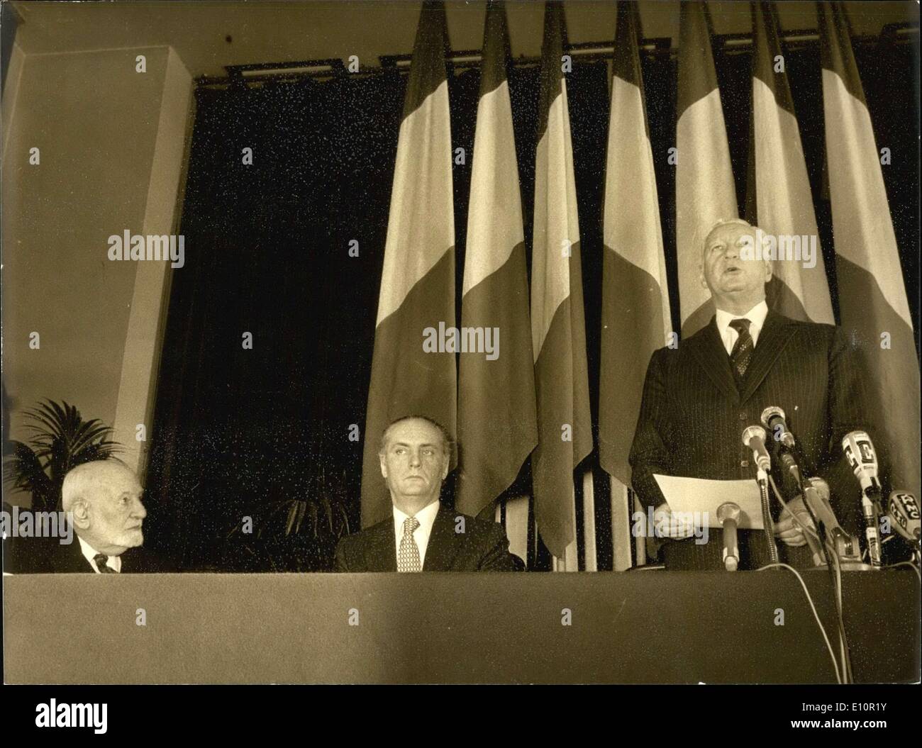 10 déc., 1973 - Le Premier Ministre Pierre Messmer a présidé la 25e anniversaire de la Decalration des droits de l'homme avec M. Taittinger, Ministre de la Justice, Michel Jobert, Ministre des affaires étrangères au cours d'une cérémonie qui a eu lieu dans le foyer de la palais de Chaillot à Paris. M. René Cassin, prix Nobel et membre de l'Institut, a participé à la cérémonie. Messmer est photographié pendant son discours par Cassin et Taittinger. Banque D'Images