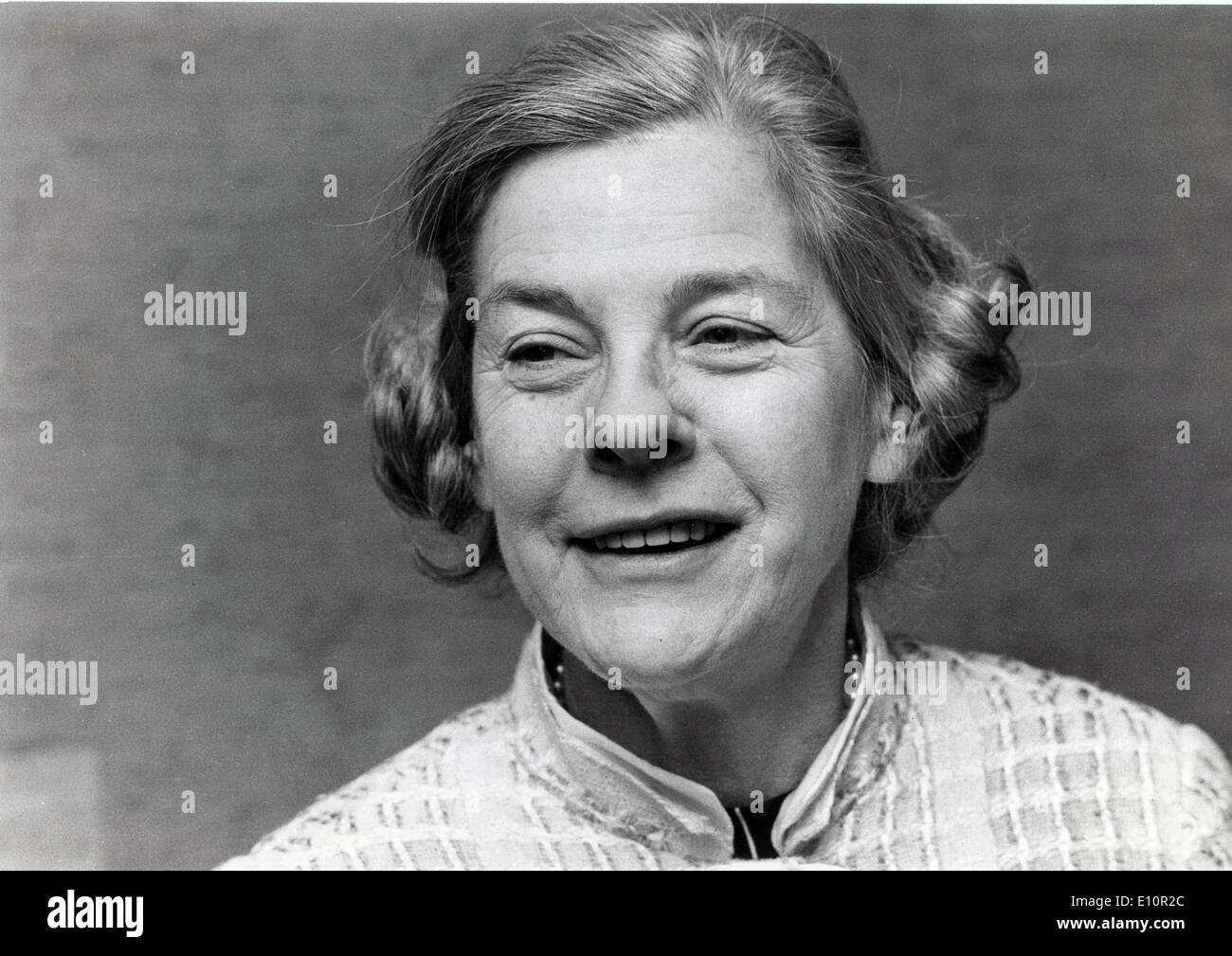 11 déc., 1973 - Stockholm, Suède - écrivain, romancier MARY MCCARTHY d'être interviewé lors d'une conférence de presse à Stockholm. Banque D'Images