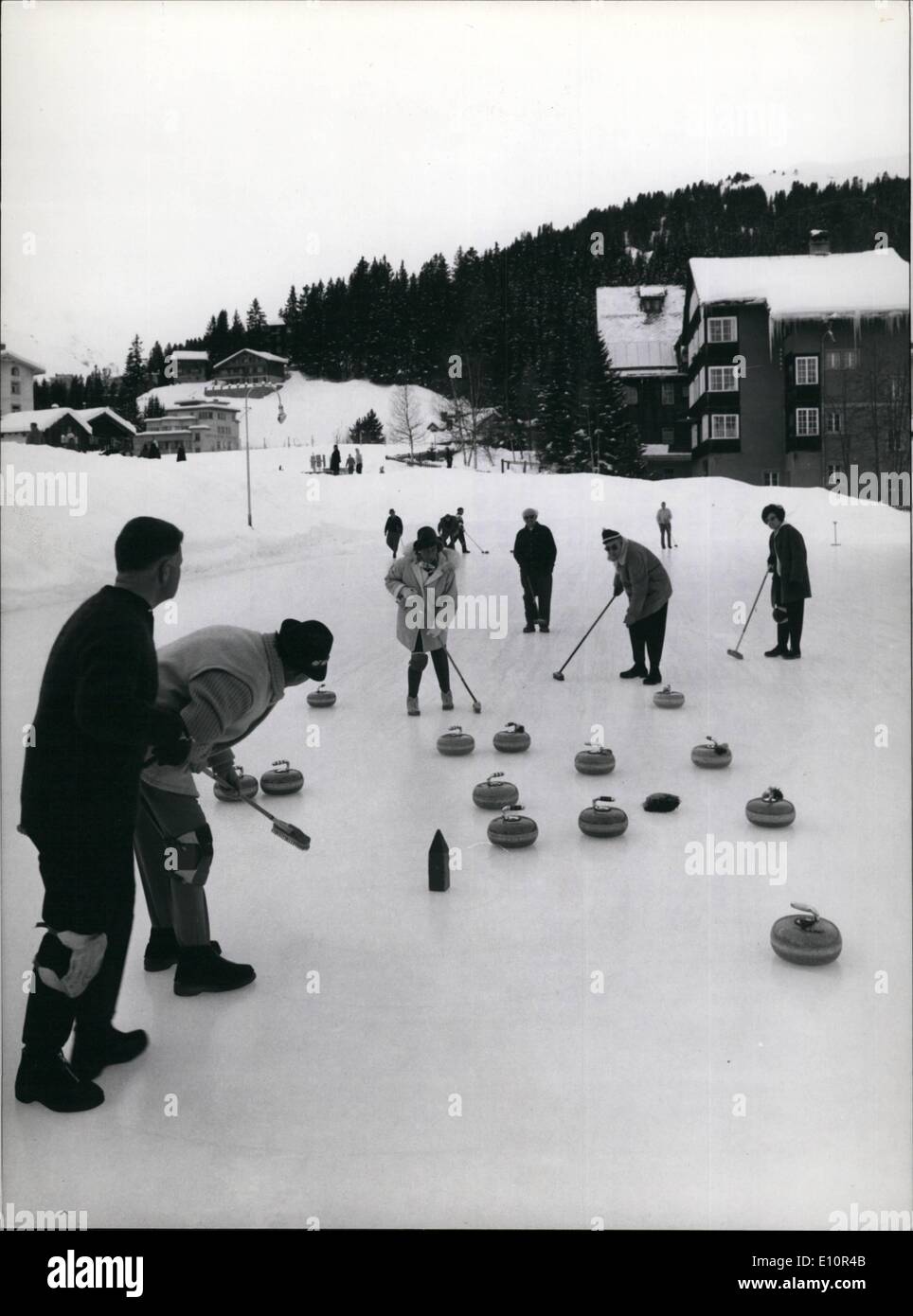 Le 12 décembre 1973 - Rendez-vous sur le curling... Ce relativement nouveau type de sport a trouvé en peu de temps beaucoup d'amis en Allemagne principalement dans la région sud du pays, d'autant plus que le championnat du monde de curling ont eu lieu à Garmisch, la Bavière en 1972. Il y a aujourd'hui plus de 500 membres qui pratiquent intensivement curling organisée dans 17 clubs allemands. La plupart d'entre eux existent en Bavière. Une équipe est composée de quatre membres jouant sur un 42 mètres de long ''cours de glace' et la ''scurling tones'' sont de véritables pierres cut en granit pesant 16 à 20 kg Banque D'Images
