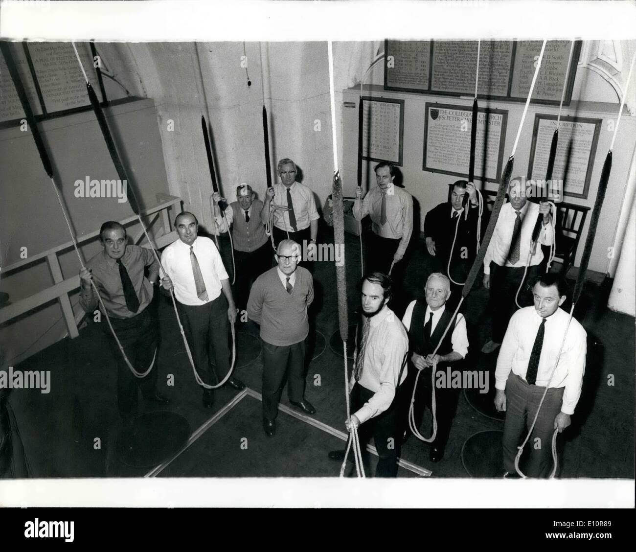 10 octobre 1973 - L'abbaye de Westminster de BELL RINGERS QUI PRÉSIDERA À LA PRINCESSE ANNE'S WEDDING le mois prochain. Montre PHOTO : M. H. N. PITSTOW, d and Banstead, Surrey (centre) sur e de l'école qui a sonné les cloches de l'abbaye royale à plusieurs reprises ;, est photographié en compagnie de sonneurs de cloches qui sonnent les cloches de l'abbaye beffroi le 14 novembre quand la princesse Anne se marie avec le capitaine Mark Phillips. Banque D'Images