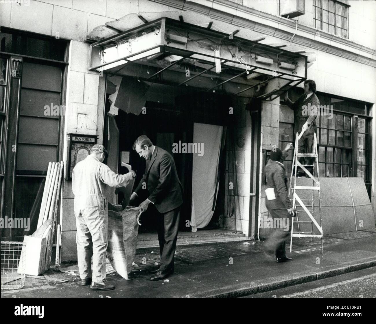 12 déc., 1973 - Plus de bombes à Londres. : quatre personnes ont été blessées hier soir dans trois bombes dans le West End de Londres. Une bombe a de l'extérieur de la Pastoria Hotel à St Martin's Street, près de Leicester Square, un autre est parti près de Vharing Cross Station, et un troisième a explosé devant le Parti Libéral National Club à Whitehall Place, Westminster. Photo montre la scène en dehors de la Pastoria Hotel comme débris est dissipée, après la nuit dernière, l'explosion. Banque D'Images