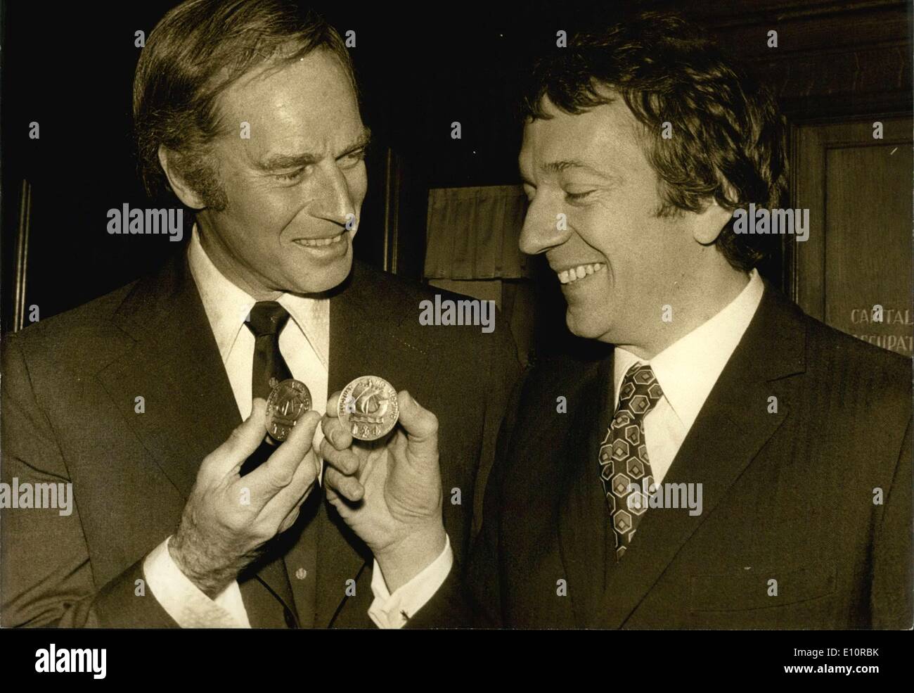 14 décembre 1973 - Charlton Heston et Jean-Pierre Cassel avec Médaille de la ville de Paris Banque D'Images