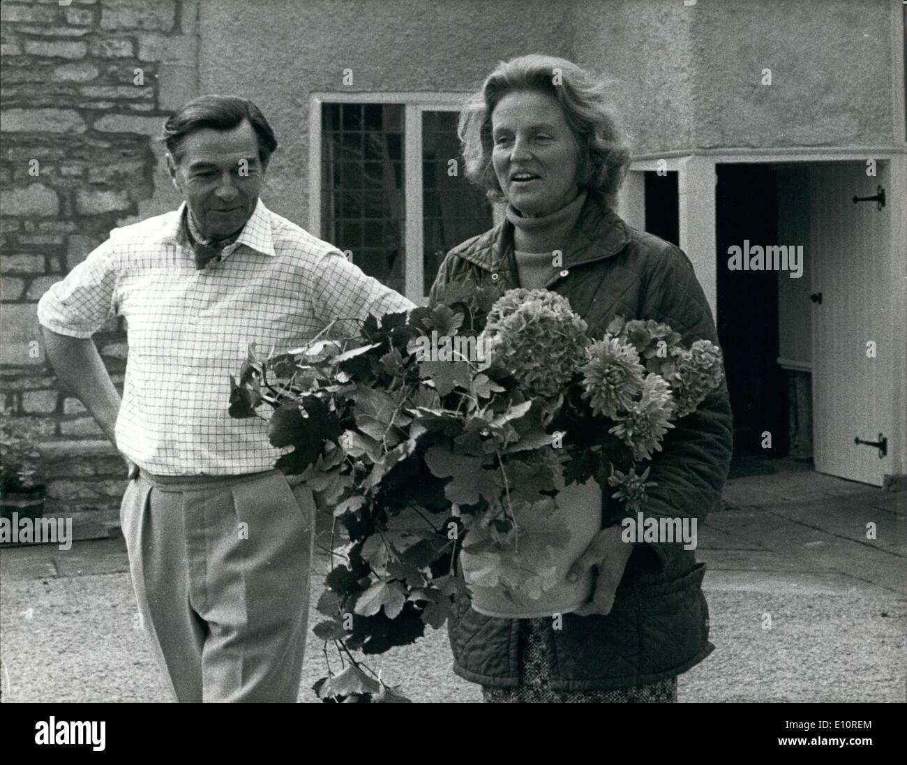 10 octobre 1973 - Le Capitaine Mark Phillip's parents d'accueil ouvert au public pour recueillir des fonds pour les cloches de l'église endommagée : un petit village, presque cachée dans l'enroulement de Wiltershire et lance, avec pas plus de 450 habitants, a été en attente d'une invasion de 20 000 personnes. Le village est super Somerford où les parents du capitaine Mark Phillips, qui épouse la princesse Anne mois net, nous ouvrent leur maison pour l'publicant la fin de semaine. Hier, M. Peter Phillips et sa femme Anne, avec les villageois ont été disposés, décorant leur maison et l'église de fleurs à proximité périr Banque D'Images