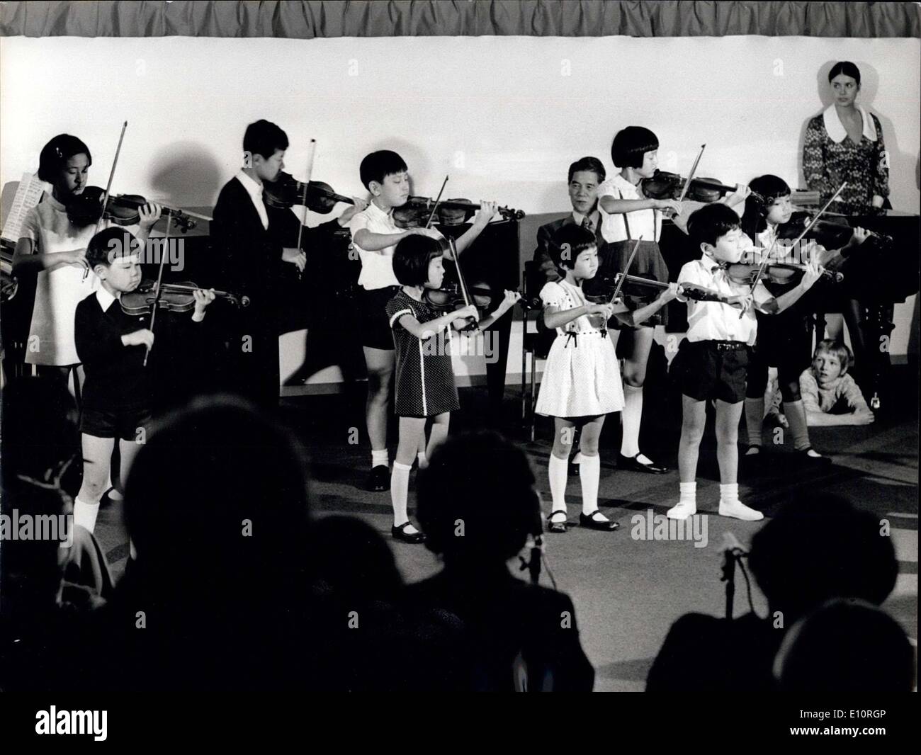 11 octobre 1973 - Un violon à l'âge de 3 ans : démonstration sensationnelle et unique à l'Institut international de houtes etudes policier dans Montana-Crans, Suisse : célèbre pédagogue de musique japonais Schinichi Guzuki a présenté son peu d'universitaires , ainsi qu'il a mis au point une méthode révolutionnaire pour enseigner aux enfants à jouer des instruments de musique. La Suzuki-enfants orchestre violon a joué un concert pour l'administration il conservatorium de toute l'Europe. Le plus petit élément de l'orchestre n'est même pas quatre ans. Banque D'Images