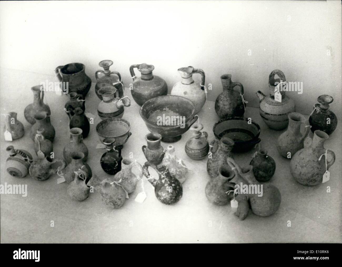 01 janv., 1974 - Rare poteries antiques confisqués par la police chypriote de contrebandier d'Afrique du Sud Leo David Lloyd à l'aéroport de Nicosie. Banque D'Images