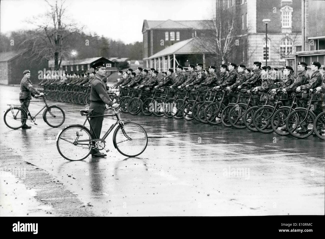 01 janvier 1974 - vélos pour les élèves-officiers de Sandhurst : les élèves officiers prêt à monter par des chiffres hier sur un terrain de parade Banque D'Images